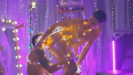 Axel Rec, Roy West – Showroom